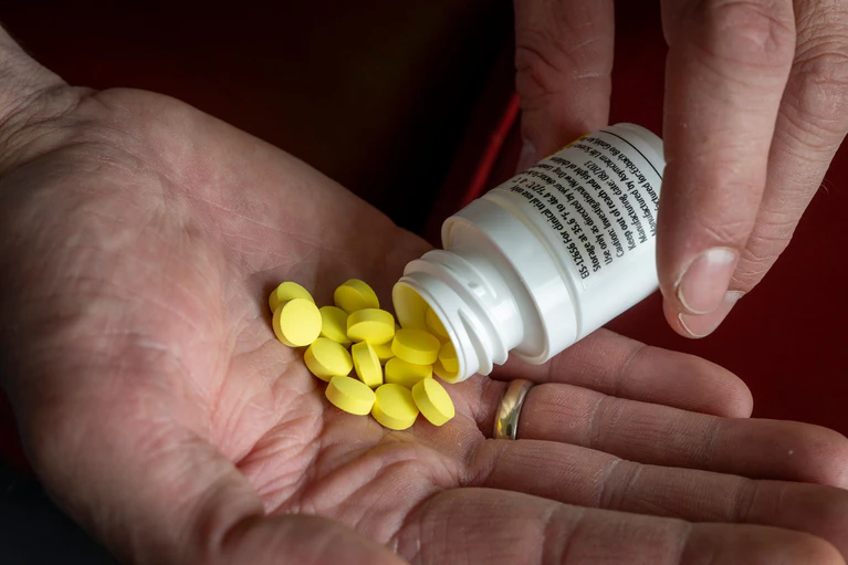 Gelbe Tabletten gegen Krebs: Das Start-Up-Unternehmen «Eisbach» entwickelt Medikamente die gegen bestimmte Arten von Krebs eingesetzt werden können sollen. — © Peter Kneffel/dpa