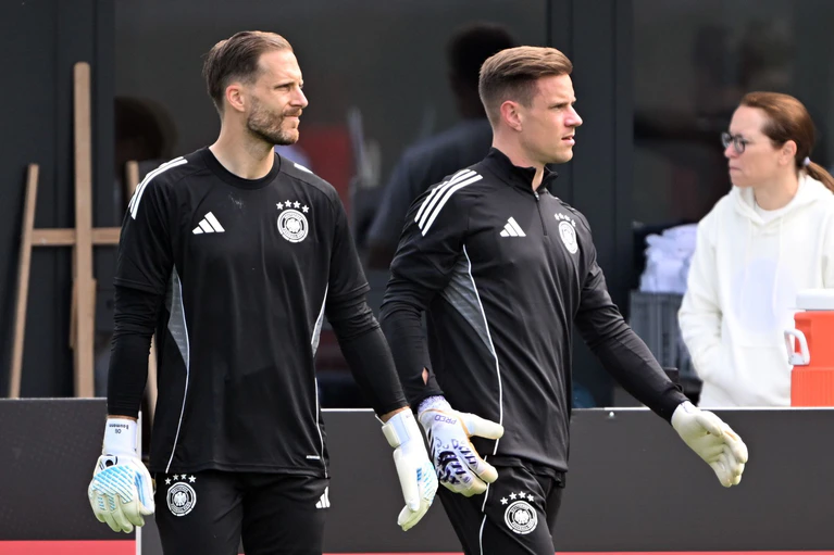 Oliver Baumann (l) und der erneut verletzte Marc-André ter Stegen. (Archivbild) — © Federico Gambarini/dpa