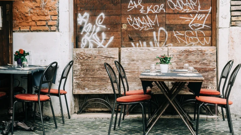 Insolvenz Wirtssterben Wirtesserben Gastronomie Tisch leere Tische — © Gabriella Clare Marino / Unsplash