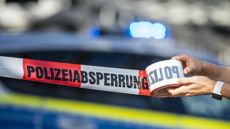 Absperrband Straßen gesperrt Polizei — © Bild: David Inderlied / dpa