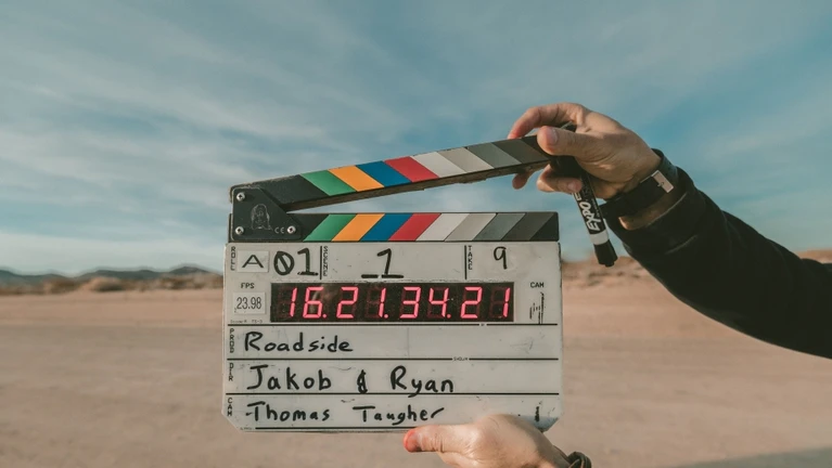 Film Regie Drehort Bayern Filmklappe Hollywood — © Jakob Owens / Unsplash