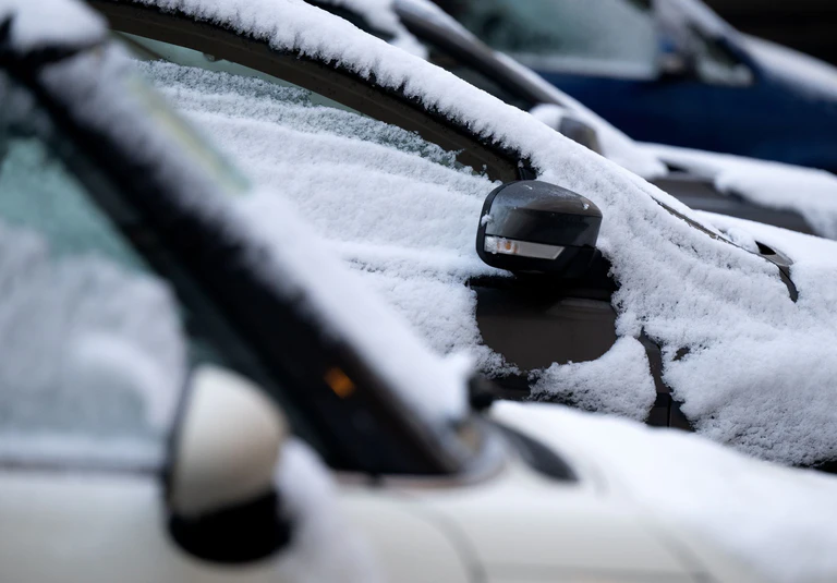 Schneebedeckte Autos in München. — © Sven Hoppe/dpa