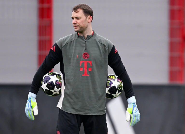 Manuel Neuer ist einer von vier Bayern-Profis, die von einer möglichen Gelb-Sperre im Halbfinal-Hinspiel bedroht sind. — © Sven Hoppe/dpa