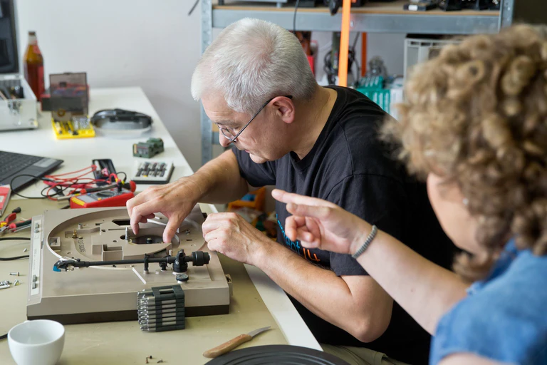 In Repair Cafés werden - unter fachkundiger Anleitung - so manche Gegenstände vor dem Müll bewahrt. (Archivbild) — © picture alliance / dpa