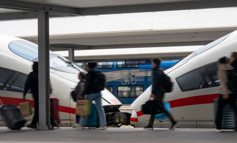 In Bayern werden 130 Bahnhöfe in diesem Frühjahr besonders gereinigt. (Archivbild) — © Peter Kneffel/dpa