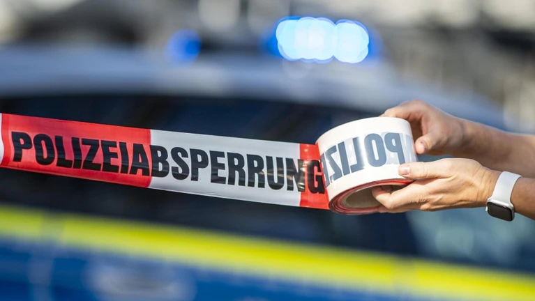 Absperrband Straßen gesperrt Polizei — © Bild: David Inderlied / dpa