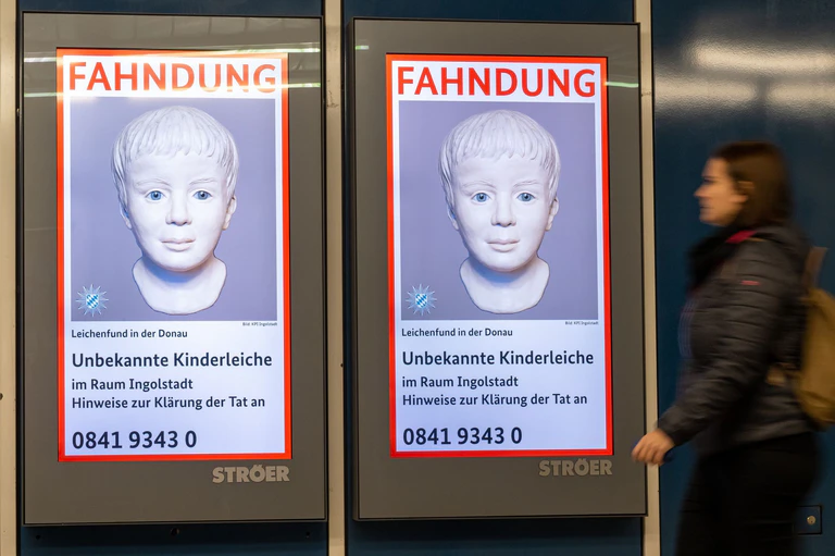 Bundesweit wurden Fahndungsplakate zu dem Fall auf elektronischen Werbetafeln gezeigt. (Archivbild) — © Peter Kneffel/dpa