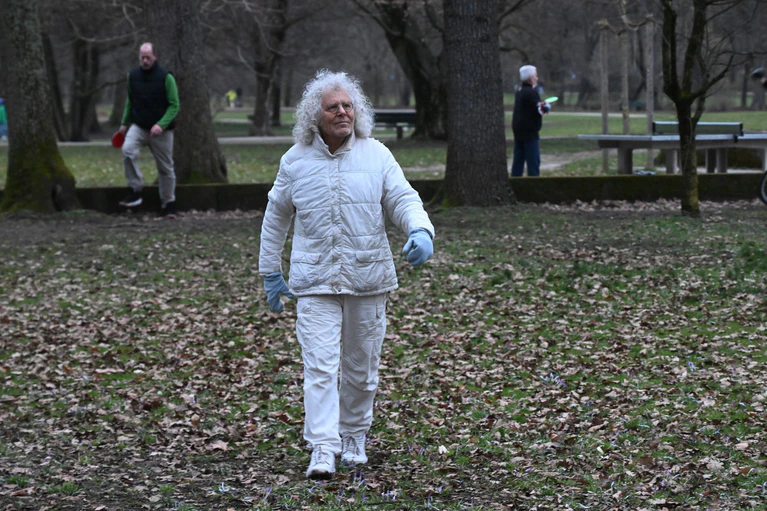 Der krebskranke Langhans beim Spaziergang im Münchner Luitpoldpark.  — © Felix Hörhager/dpa
