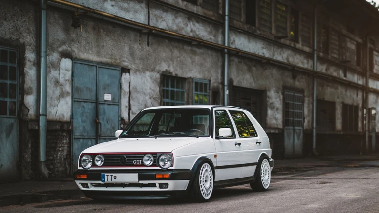 Beitragsbild Kult Fahrzeuge der 80er Jahre Golf GTI — © Bild: Unsplash