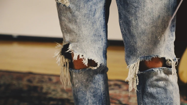 Beitragsbild: 90er Outfits zerissende Jeans — © Bild: Unsplash