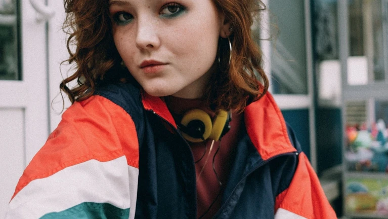 Beitragsbild Outfits 90er Jahre Neon — © Bild: Unsplash