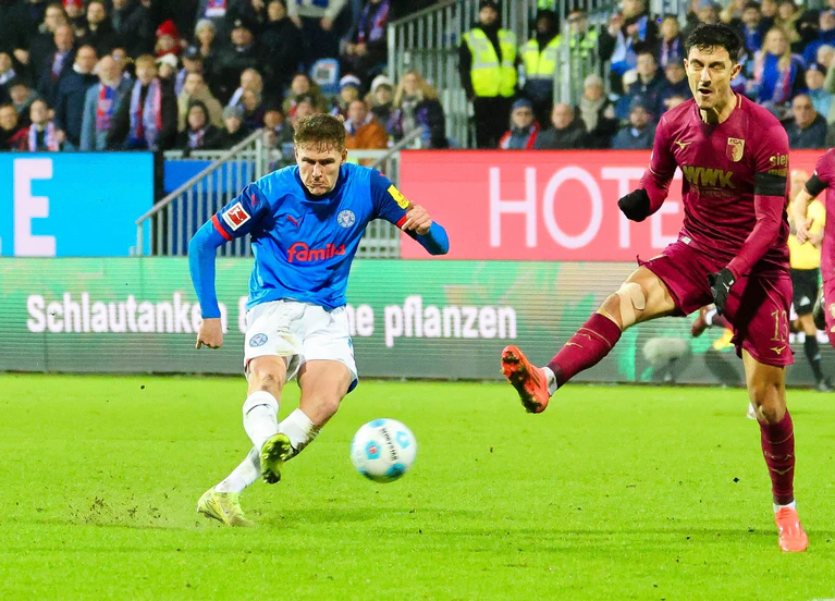 Kiels Phil Harres (l) trifft zum 3:1. — © Frank Molter/dpa