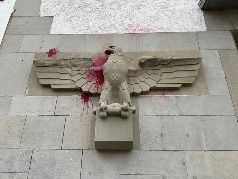An einem Reichsadler am Finanzamt in Ulm sind Teile des Sandsteins abgebrochen - die zuständige Behörde geht von witterungsbedingten Abplatzungen aus.  — © -/VBBW Amt Ulm/dpa