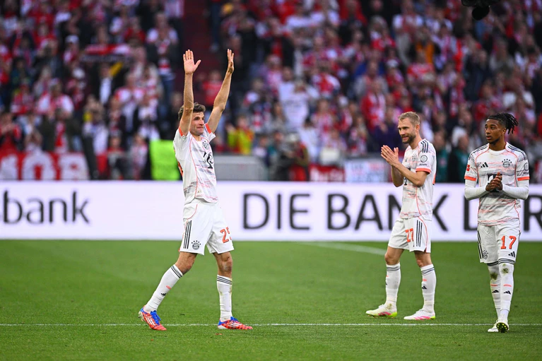 Thomas Müller wurde durch ein Spalier in seinem letzten Bayern-Heimspiel verabschiedet. — © Tom Weller/dpa