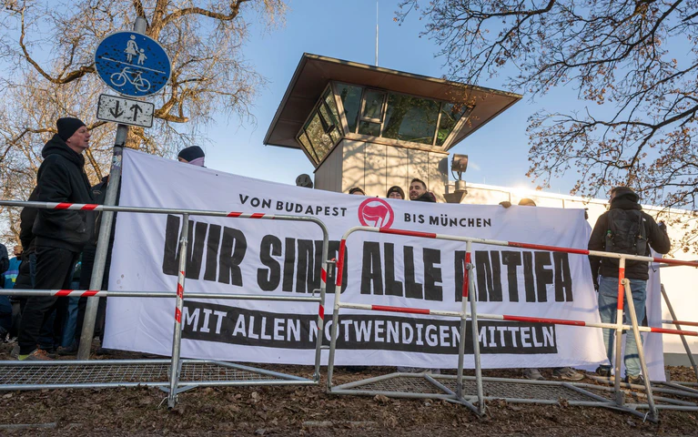 Sie setzten sich auch für andere inhaftierte Mitglieder der linken Szene ein, die in Budapest an Angriffen auf Rechtsextremisten beteiligt gewesen sein sollen. (Archivbild). — © Peter Kneffel/dpa