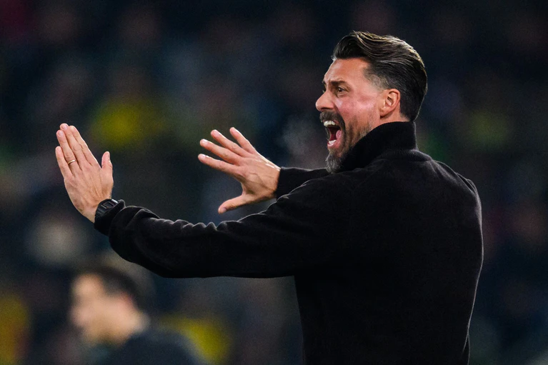 Voller Einsatz am Spielfeldrand: FCA-Coach Sandro Wagner. — © Tom Weller/dpa