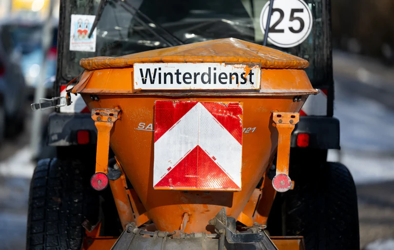 In Teilen Bayerns kann es auf den Straßen glatt werden. (Symbolbild) — © Sven Hoppe/dpa