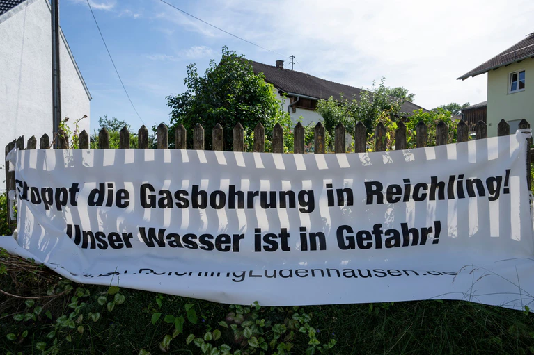 Der Protest gegen die geplanten Gasbohrungen in Oberbayern ebbt nicht ab - annähernd 35.000 Unterschriften fordern einen Stopp der umstrittenen Pläne. (Archivbild) — © Stefan Puchner/dpa