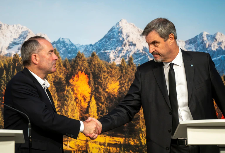 Aiwanger und Söder - die beiden Parteichefs führen seit Jahren die Koalition von CSU und Freien Wählern in Bayern an. Nach den jüngsten Verlusten der CSU bei der Kommunalwahl ist das Verhältnis aber angespannt. (Archivbild)  — © Peter Kneffel/dpa