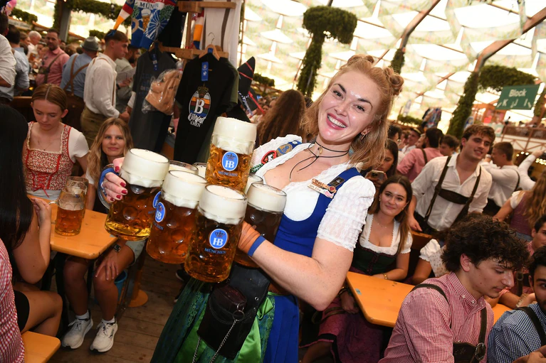 Das Bier wird alle Jahre wieder merklich teurer (Archivbild).  — © Felix Hörhager/dpa