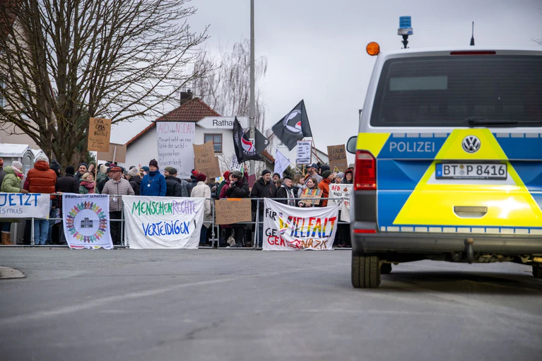 Gegen Höckes Auftritt gab es Demonstrationen in Seybothenreuth. — © Pia Bayer/dpa