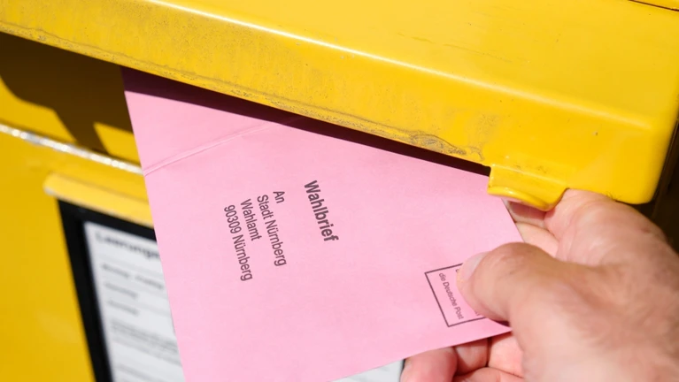 Wahl wählen Postwahl Landtagswahl Stadtratswahl Bundestagswahl Nürnberg — © Bild: franconiaphoto / iStock