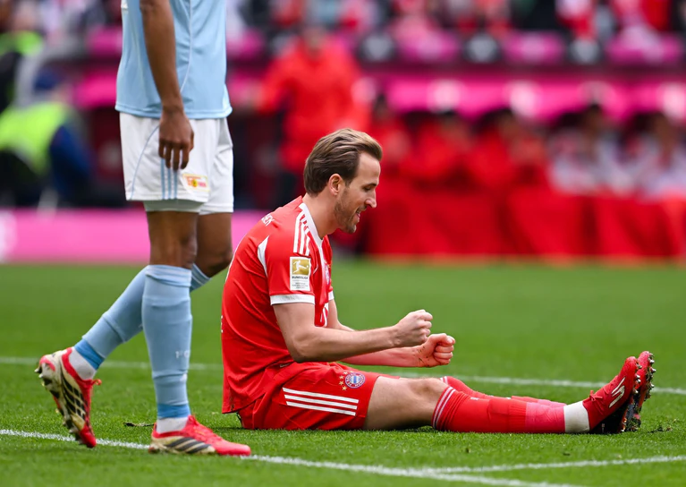 Harry Kane ballt nach seinem 31. Saisontor im Sitzen die Fäuste. — © Sven Hoppe/dpa