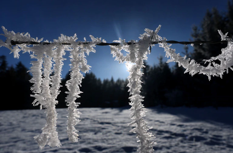 Trotz Sonne gibt es in den Nächten örtlich Glätte und Frost. (Symbolbild) — © Karl-Josef Hildenbrand/dpa