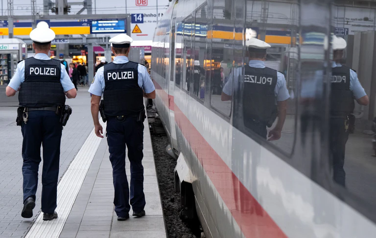 Ziel sei es, Gewaltdelikte zu verhindern, Verdächtige früh zu erkennen und das Sicherheitsgefühl von Reisenden und Bahn-Mitarbeitenden zu stärken. (Symbolbild) — © Sven Hoppe/dpa