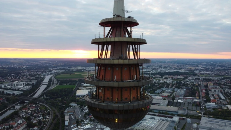 Fernsehturm Sonnenuntergang Nürnberg — © Bild: Von Thomas738 - Eigenes Werk, CC BY-SA 4.0, https://commons.wikimedia.org/w/index.php?curid=111735124