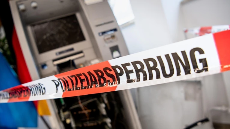 Polizei Absperrung Überfall Bank Geldautomat Kriminalität Verbrechen — © Bild: Matthias Balk / dpa