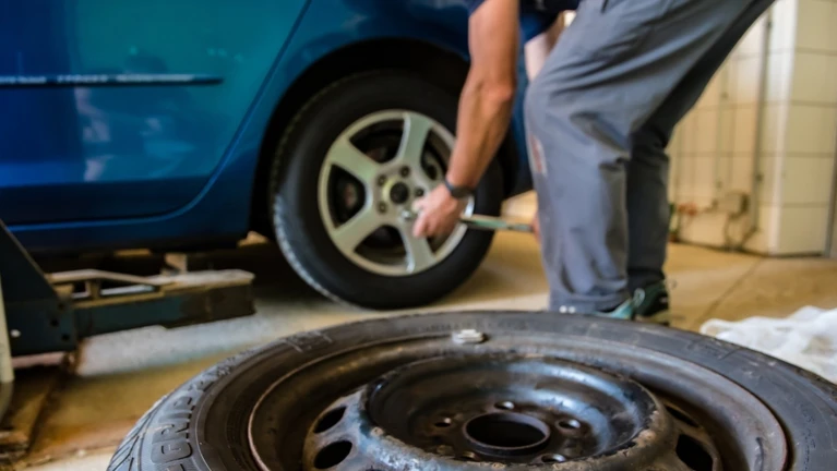 Auto Reifen wechseln — © Bild: Hannes Edinger / Pixabay.com