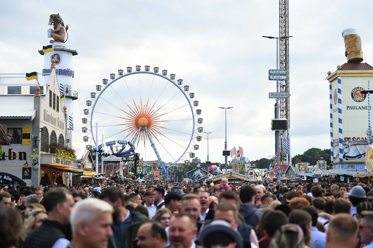 Voll ist es auf der Wiesn oft - zum Tischwechsel ging nun kurzzeitig nichts mehr. — © Felix Hörhager/dpa