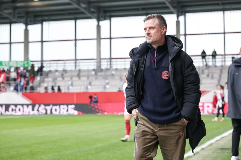 Trainer Alexander Straus will mit dem FC Bayern wieder ins DFB-Pokal-Endspiel. — © Daniel Löb/dpa