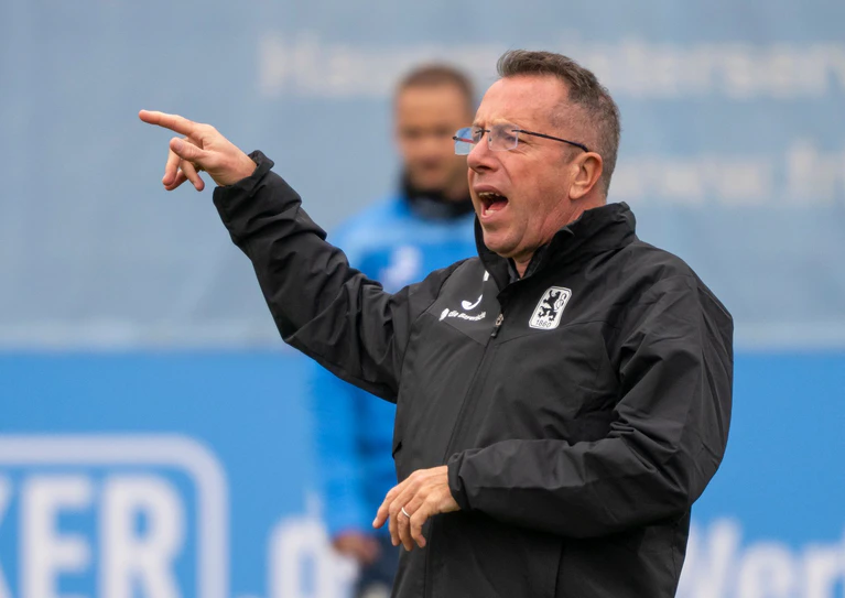 Markus Kauczinski und sein TSV 1860 München holen in Schweinfurt nur einen Punkt. (Archivbild) — © Peter Kneffel/dpa