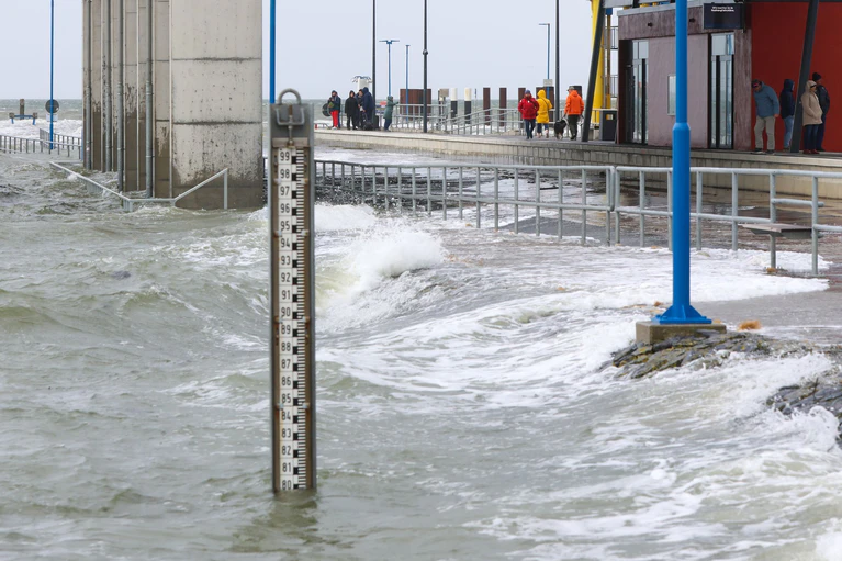 Teile des Fährhafens von Dagebüll werden bei einer Sturmflut überflutet. — © Bodo Marks/dpa