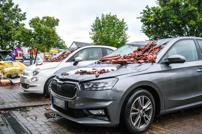 Dachziegel haben einige Fahrzeuge beschädigt. (Archivfoto) — © Jason Tschepljakow/dpa