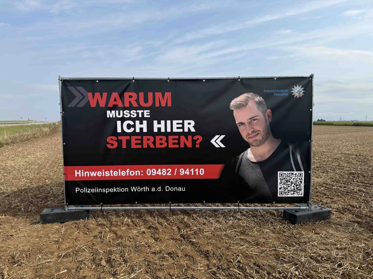 Unter anderem mit diesem Plakat hatte die Polizei um Hinweise gebeten. (Archivfoto) — © Bäumler/Polizeipräsidium Oberpfalz/dpa