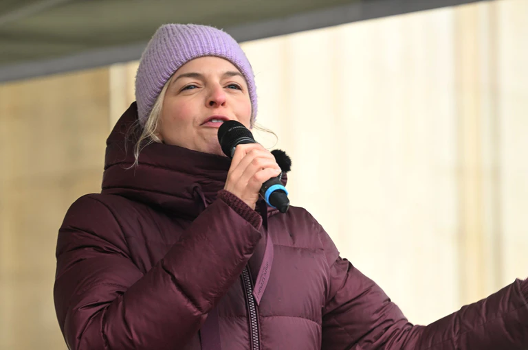 Katharina Schulze Fraktionschefin der Grünen im Landtag in Bayern sprach auf der Kundgebung.  — © Felix Hörhager/dpa