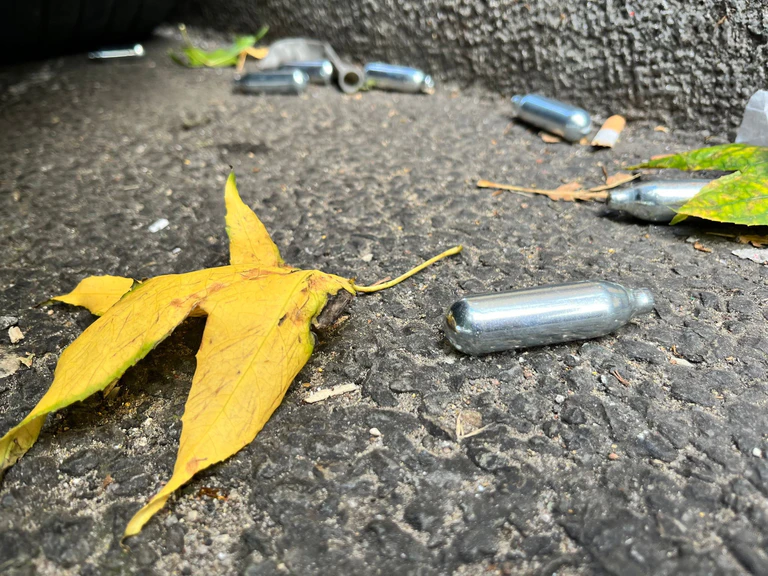 Lachgas ist eine beliebte Partydroge - mit laut Experten gefährlichen Folgen für die Gesundheit. (Symbolbild) — © Julia Kilian/dpa