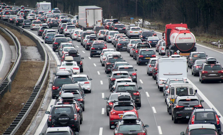 Unter anderem auf der A8 dürfte es am Wochenende wieder voll werden. (Archivbild) — © picture alliance / Tobias Hase/dpa