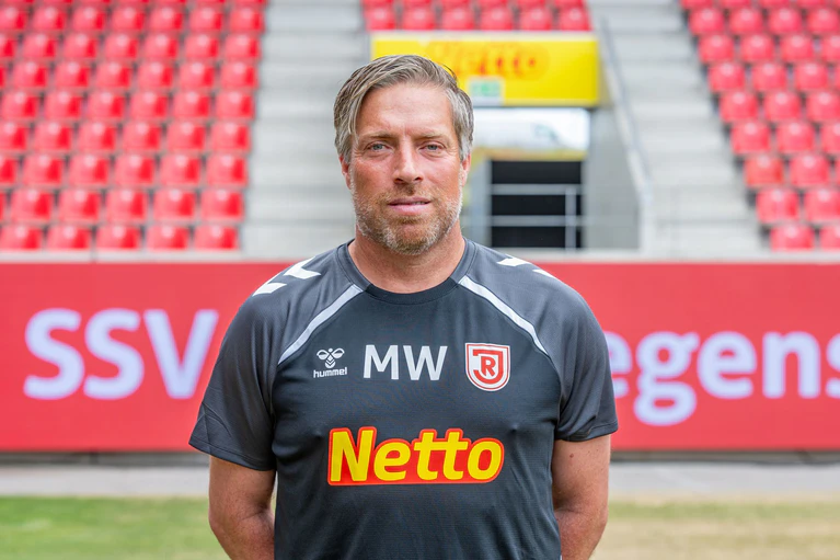 Verlässt Jahn Regensburg auf eigenen Wunsch mitten in der Saison: Cheftrainer Michael Wimmer. (Archivbild) — © Armin Weigel/dpa
