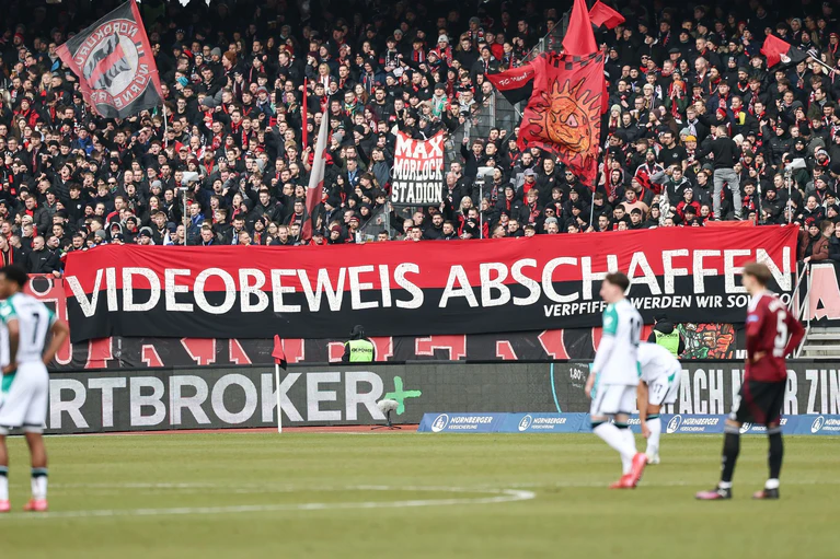 Ein zurückgenommenes Tor sorgt beim «Club» für Ärger. — © Daniel Löb/dpa