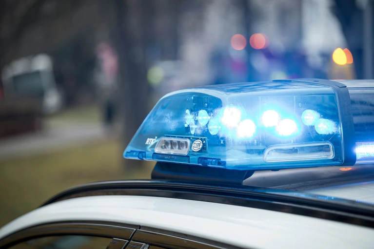 Nachdem ein 35-Jähriger im Landkreis Hof ein Sofateil verloren hat, flüchtet er von der Polizei. (Symbolbild) — © Daniel Vogl/dpa