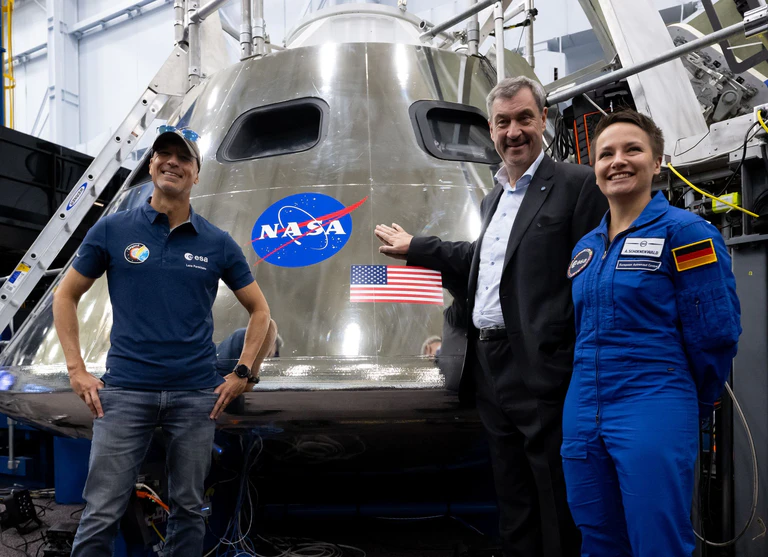 Esa-Astronaut Luca Parmitano und Esa-Reserveastronautin Amelie Schönenwald führten Markus Söder durch das Trainingszentrum der Nasa. — © Sven Hoppe/dpa