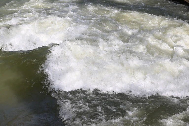 Gefährliches Weißwasser sprudelt am Eisbach - ohne Welle. (Archivfoto) — © Felix Hörhager/dpa