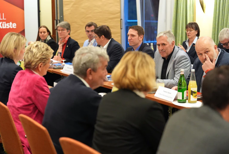 Arbeitgeber und die Gewerkschaft IG Metall haben sich auf einen Tarifabschluss für die deutsche Metall- und Elektroindustrie verständigt. — © Marcus Brandt/dpa
