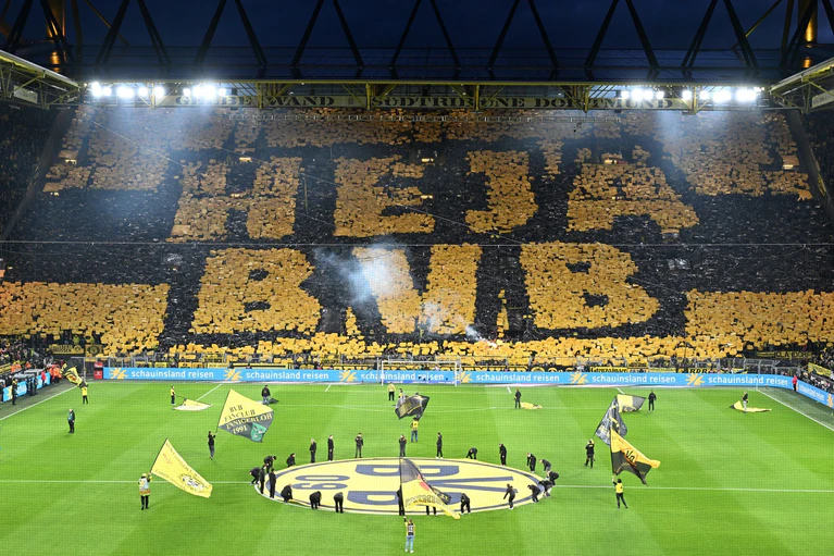 Die Fans der Dortmunder mit einer beeindruckenden Chorografie.  — © Federico Gambarini/dpa