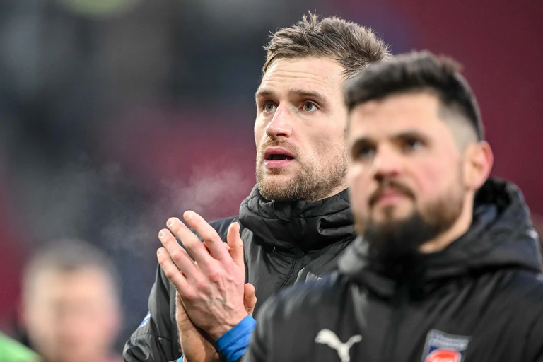 So sieht Enttäuschung beim 1. FC Heidenheim aus. — © Harry Langer/dpa