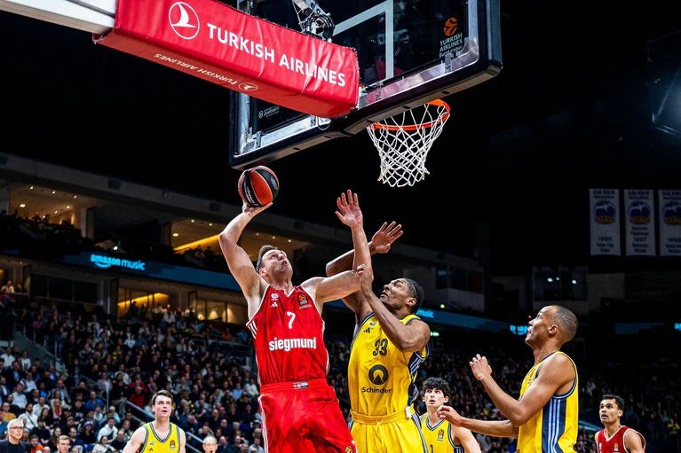 Johannes Voigtmann (l) im Duell gegen Albas David McCormack. — © Julius Frick/dpa